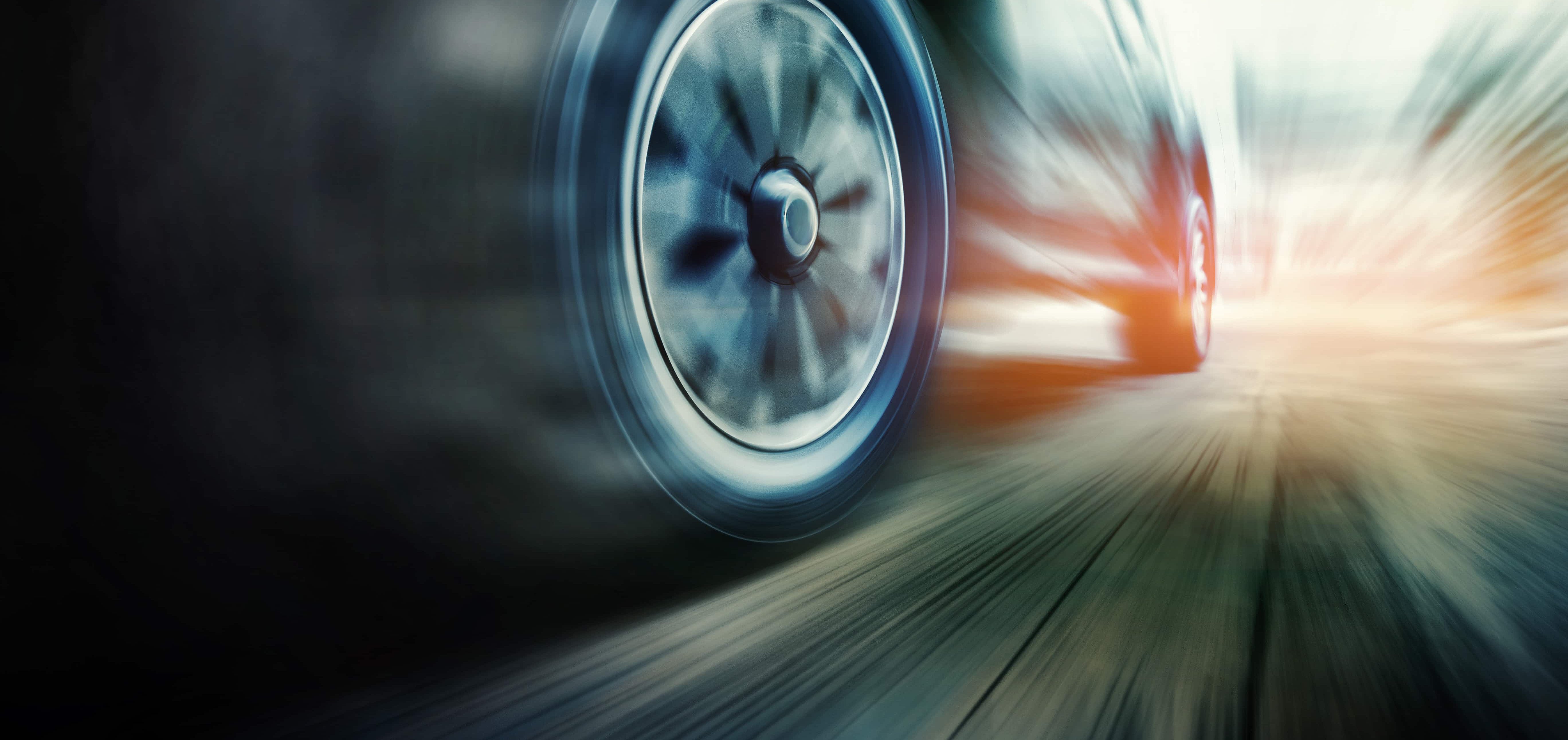Ein dynamisches Foto einer Autos aus der Froschperspektive