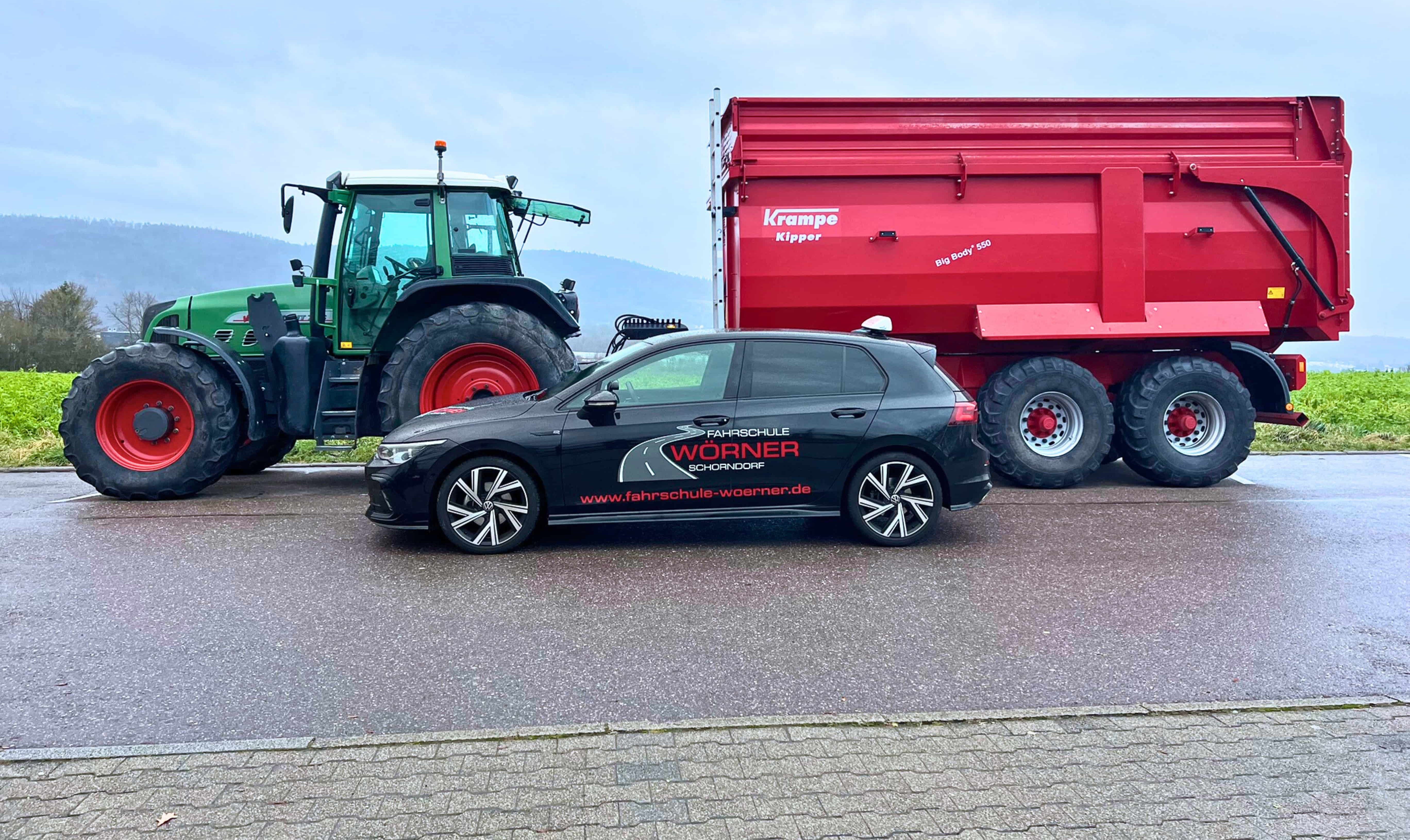 Traktor mit Anhänger und PKW der Fahrschule Wörner in Schorndorf