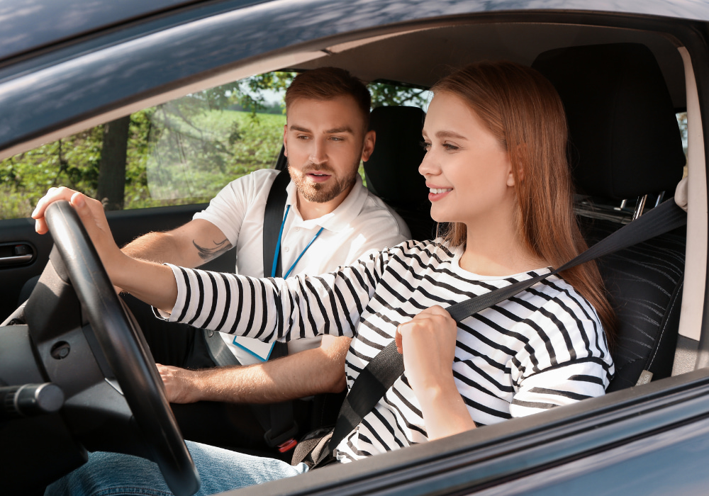 Beifahrer erklärt Fahranfängerin das Fahren